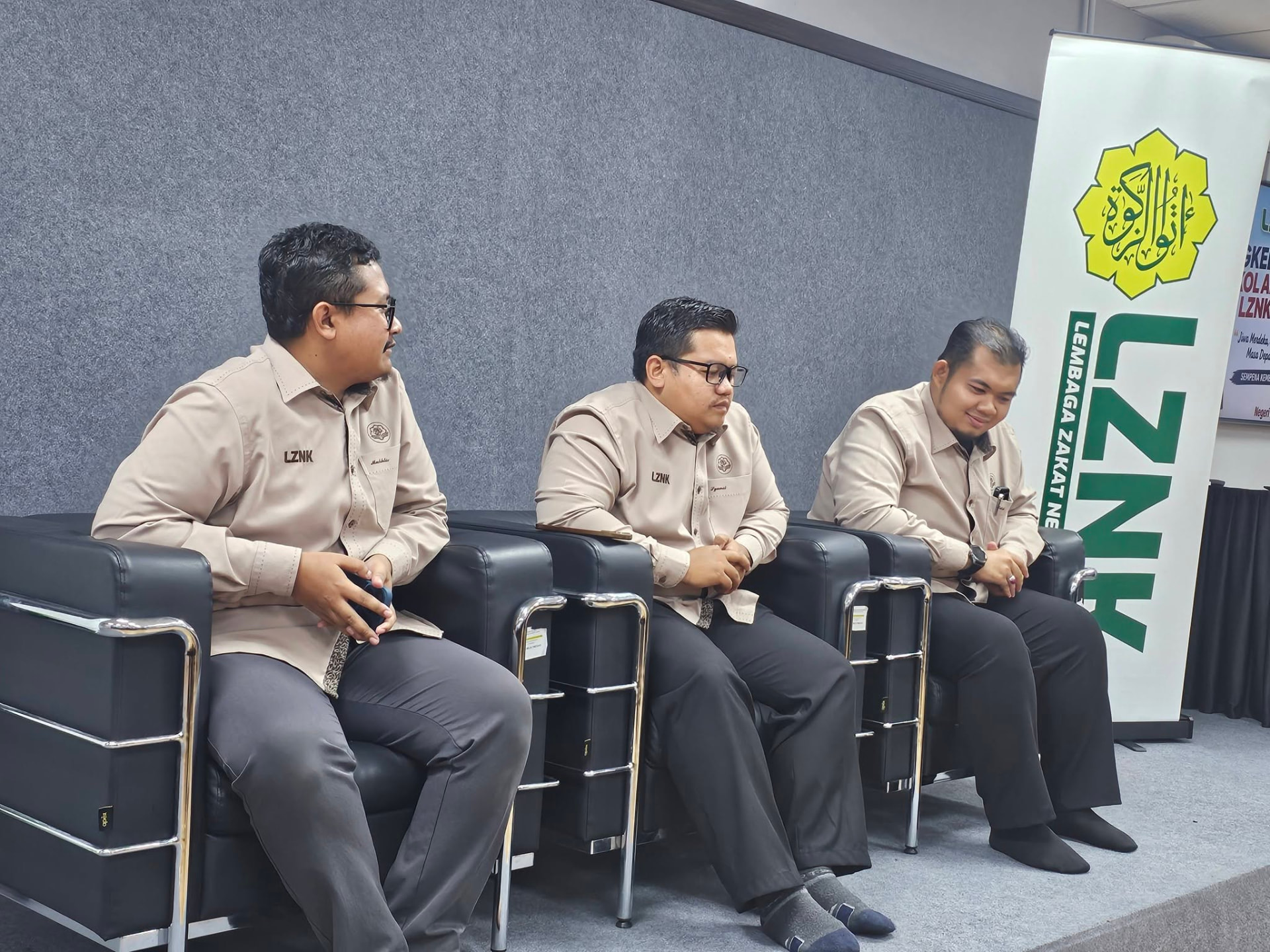 Pegawai Lembaga Zakat Negeri Kedah bersama penolong amil